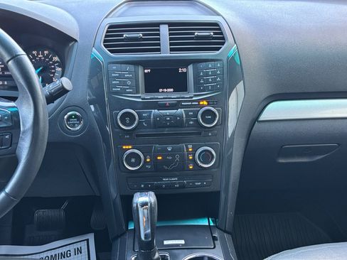Used 2017 Ford Explorer XLT image 3