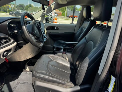 Used 2018 Chrysler Pacifica Touring-L FWD image 7