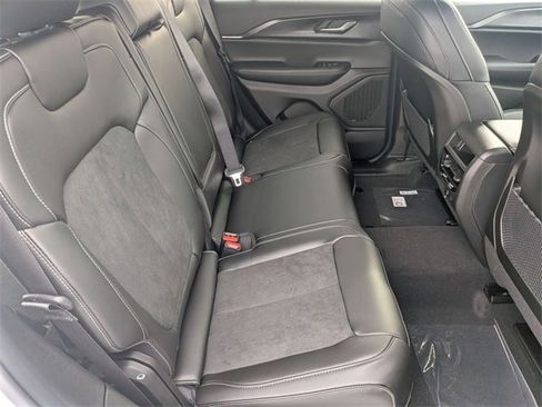 New 2025 Jeep Grand Cherokee Altitude image 30