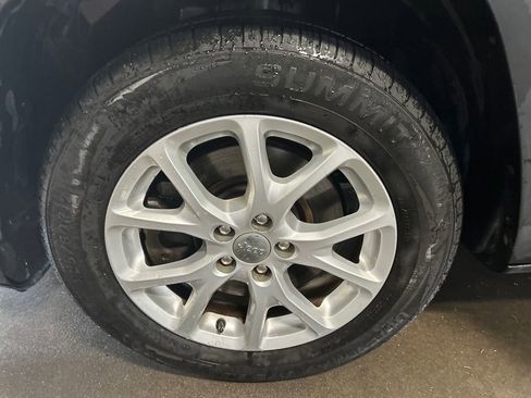 Used 2016 Jeep Cherokee Latitude FWD image 16