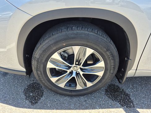 Certified 2025 Toyota Highlander XLE AWD/4WD image 25