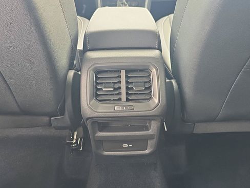 Used 2025 Volkswagen Taos SE AWD/4WD image 8