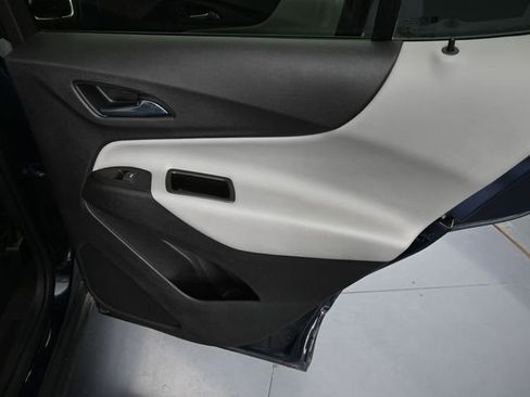 Used 2021 Chevrolet Equinox LS image 33