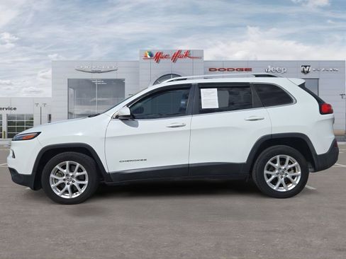 Used 2017 Jeep Cherokee Latitude FWD image 2