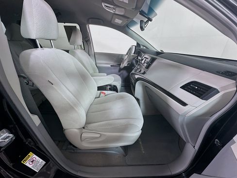 Used 2011 Toyota Sienna LE w/ Towing Pkg FWD image 28