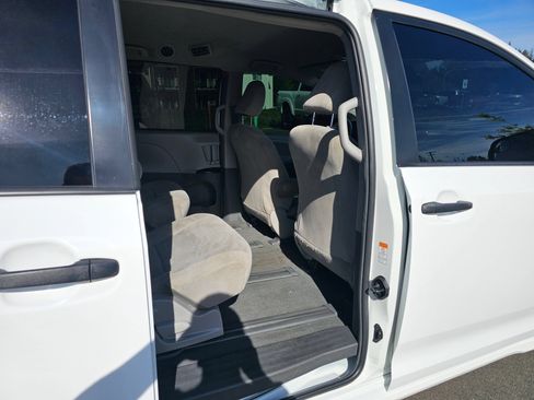 Used 2019 Toyota Sienna L w/ Carpet Mat Package FWD image 29
