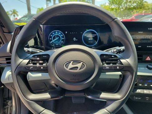 Used 2025 Hyundai Elantra Limited image 18