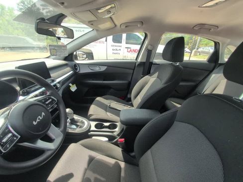 Used 2024 Kia Forte LXS w/ LXS Technology Package FWD image 8