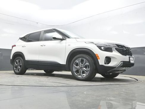 Used 2024 Kia Seltos LX AWD/4WD image 24