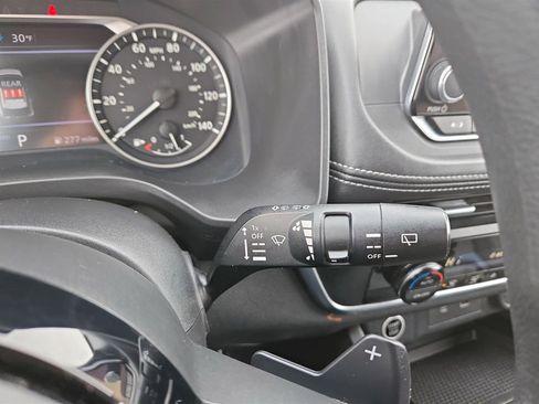 Used 2023 Nissan Rogue SV image 17