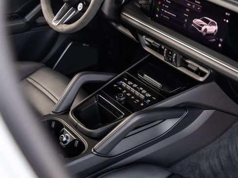 Certified 2025 Porsche Cayenne GTS AWD/4WD image 34