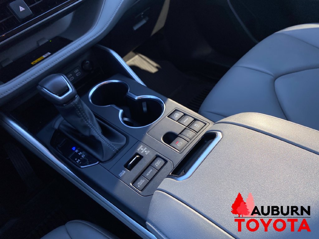 Used 2024 Toyota Highlander XLE AWD/4WD image 14