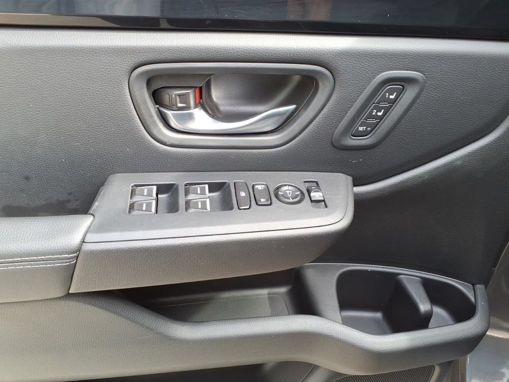 Used 2024 Honda Pilot Touring image 11