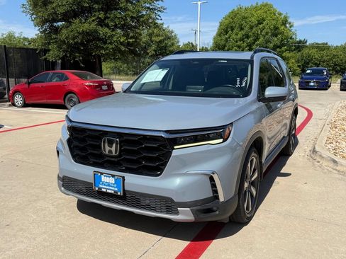 Used 2024 Honda Pilot Touring image 1