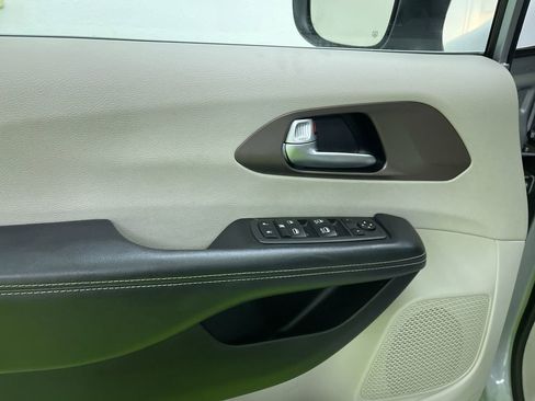 Used 2021 Chrysler Voyager Lxi image 15