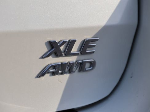 Used 2018 Toyota Sienna XLE image 9