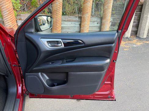 Used 2018 Nissan Pathfinder S image 21