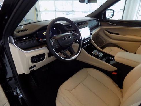 New 2026 Jeep Grand Cherokee Limited w/ Luxury Tech Group II RWD image 11