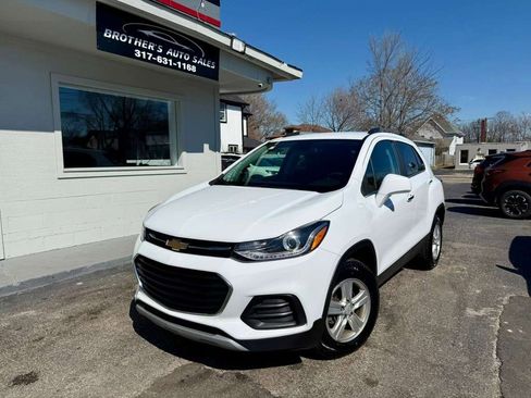 Used 2019 Chevrolet Trax LT w/ LT Convenience Package image 2