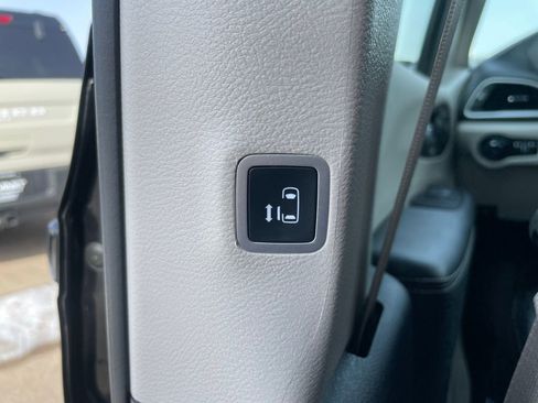 Used 2024 Chrysler Pacifica Limited FWD image 58