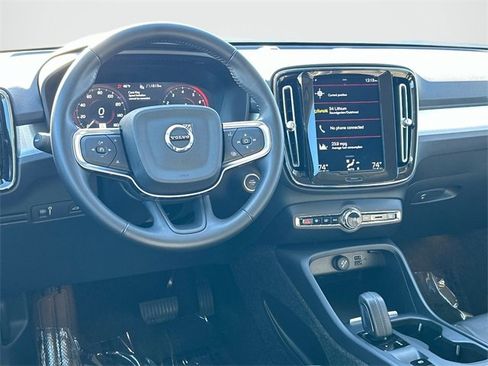 Used 2021 Volvo XC40 T4 Momentum w/ Premium Package image 2