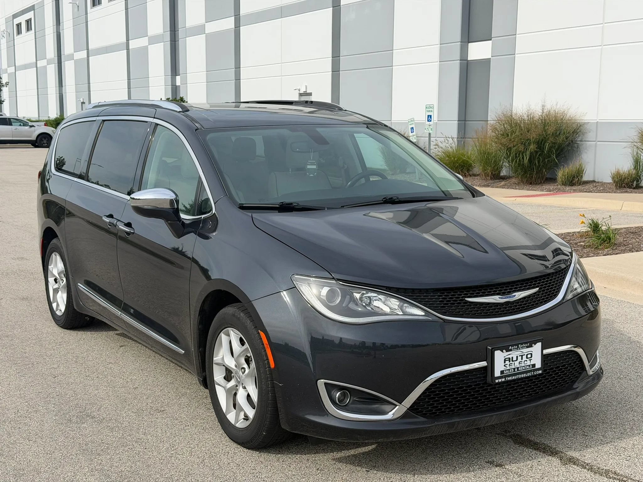Used 2020 Chrysler Pacifica Limited FWD image 3