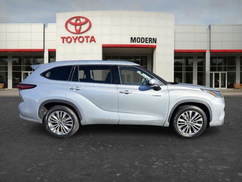 Used 2021 Toyota Highlander Platinum image 4