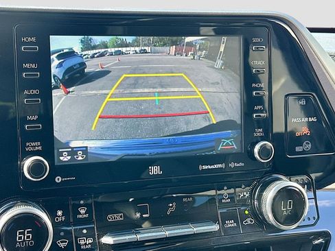 Used 2020 Toyota Highlander Limited image 11