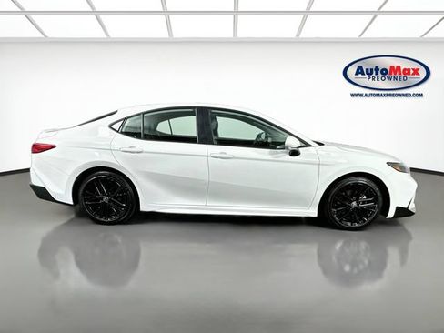 Used 2025 Toyota Camry SE FWD image 9