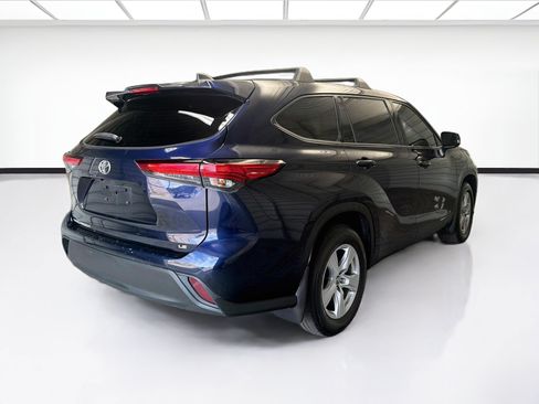 Used 2022 Toyota Highlander LE FWD image 4