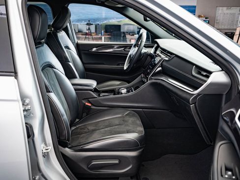 Used 2021 Jeep Grand Cherokee L Laredo image 22