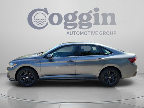 Used 2022 Volkswagen Jetta SE FWD image 2