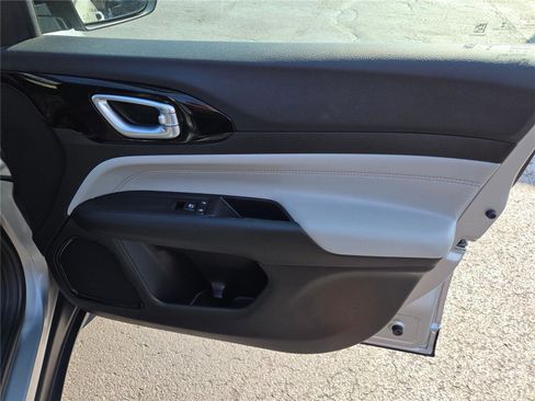 Certified 2022 Jeep Compass Limited image 6