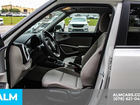 Used 2025 Kia Soul LX w/ LX Technology Package FWD image 17