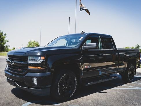 Used 2017 Chevrolet Silverado 1500 LT w/ Midnight Edition AWD/4WD image 20