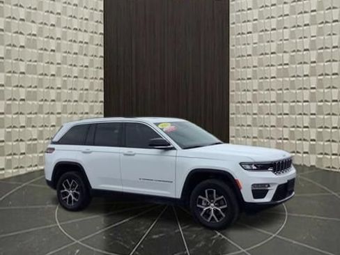 Used 2023 Jeep Grand Cherokee Limited AWD/4WD image 2
