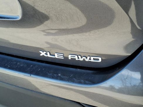 Used 2024 Toyota Highlander XLE image 10