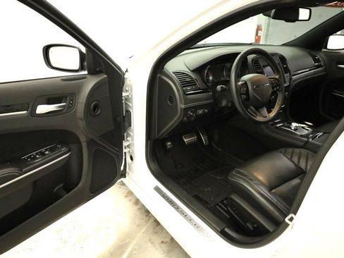 Used 2023 Chrysler 300 C image 9