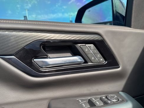 Used 2025 GMC Yukon AT4 w/ AT4 Premium Package image 14