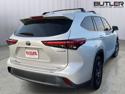 Used 2022 Toyota Highlander XLE AWD/4WD image 6