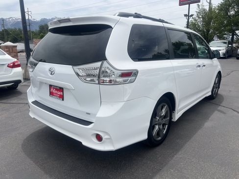 Used 2019 Toyota Sienna SE w/ Carpet Mat Package FWD image 7