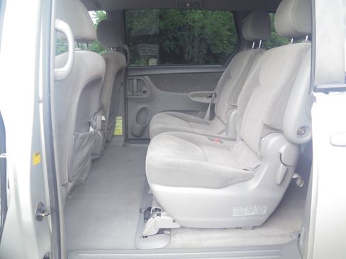 Used 2004 Toyota Sienna LE FWD image 9