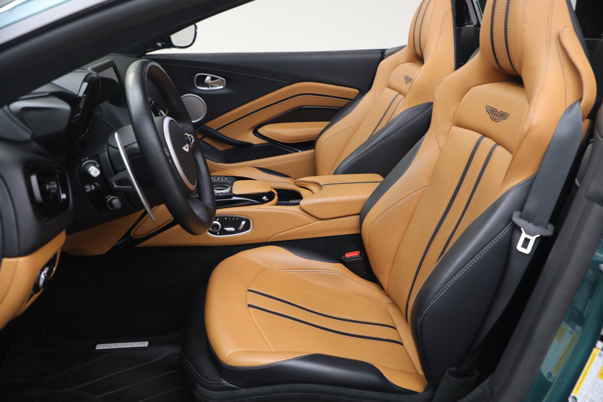Used 2023 Aston Martin V8 Vantage Roadster RWD image 31