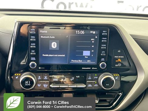 Used 2020 Toyota Highlander XLE AWD/4WD image 23
