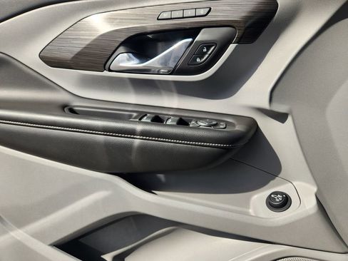 Used 2024 GMC Terrain SLT image 24