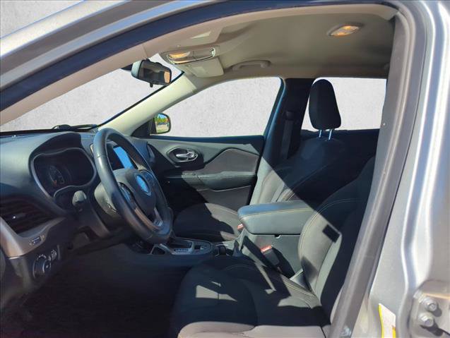 Used 2015 Jeep Cherokee Latitude FWD image 16