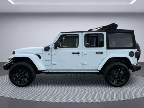 Used 2024 Jeep Wrangler Unlimited Sahara AWD/4WD image 3