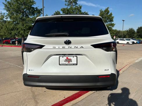 New 2026 Toyota Sienna XLE FWD image 6