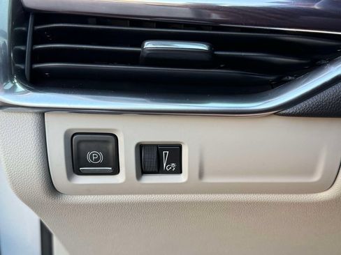Used 2021 Cadillac XT4 Luxury w/ Cold Weather Package AWD/4WD image 31