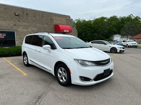 Used 2017 Chrysler Pacifica Touring-L Plus FWD image 3